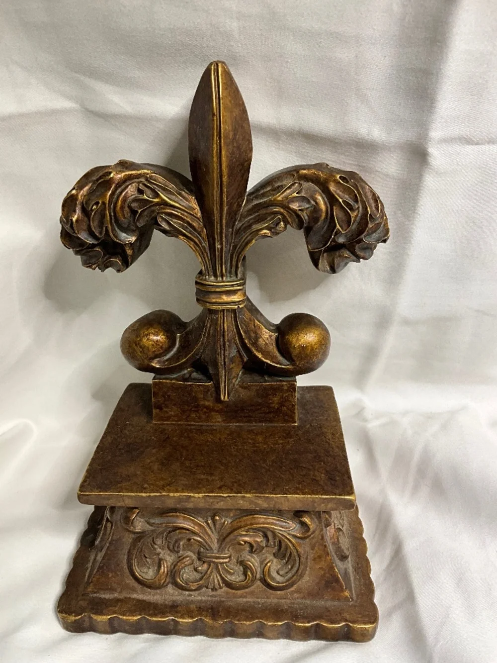 Vintage Ornate Resin Fleur-de-Lis Single Bookend – Antique Gold/Bronze Finish